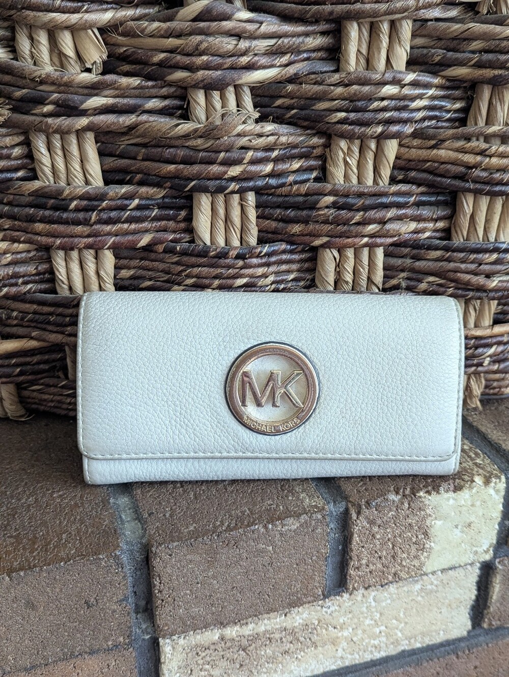 Michael Kors Fulton Continental wallet White Pebbled Leather Gold Emblem